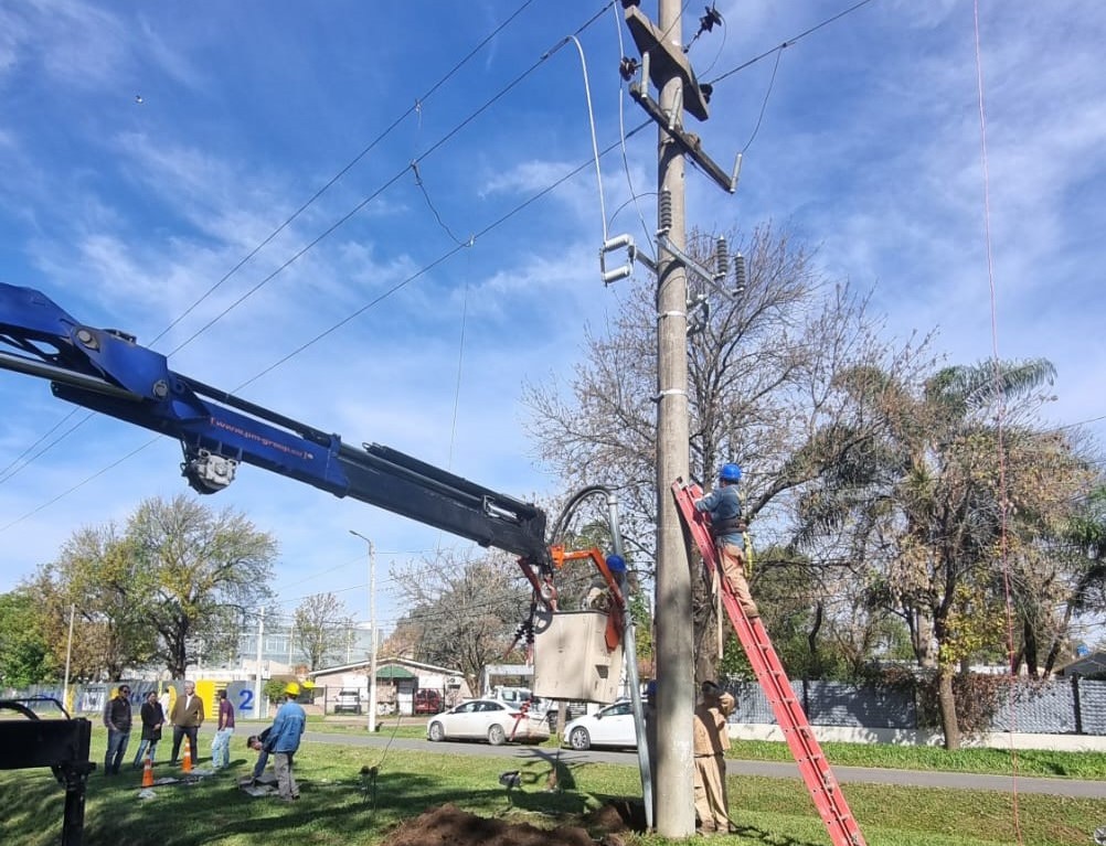Funes: comenzaron los trabajos de reformas y mantenimiento de la red eléctrica